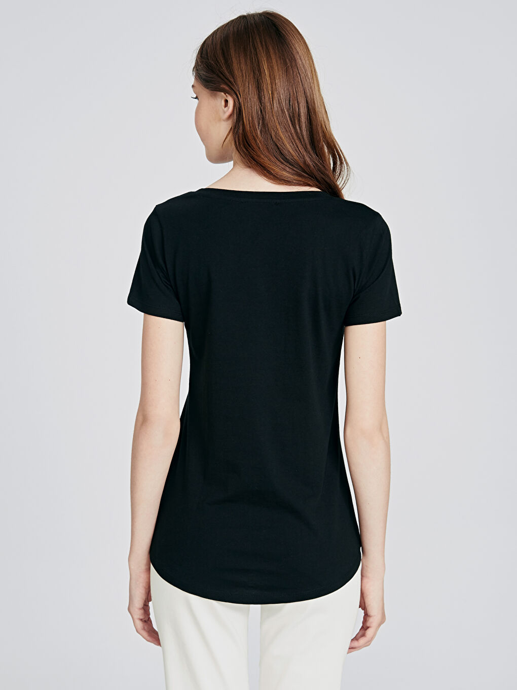Siyah U Yaka Kısa Kollu Kadın Tişört-2