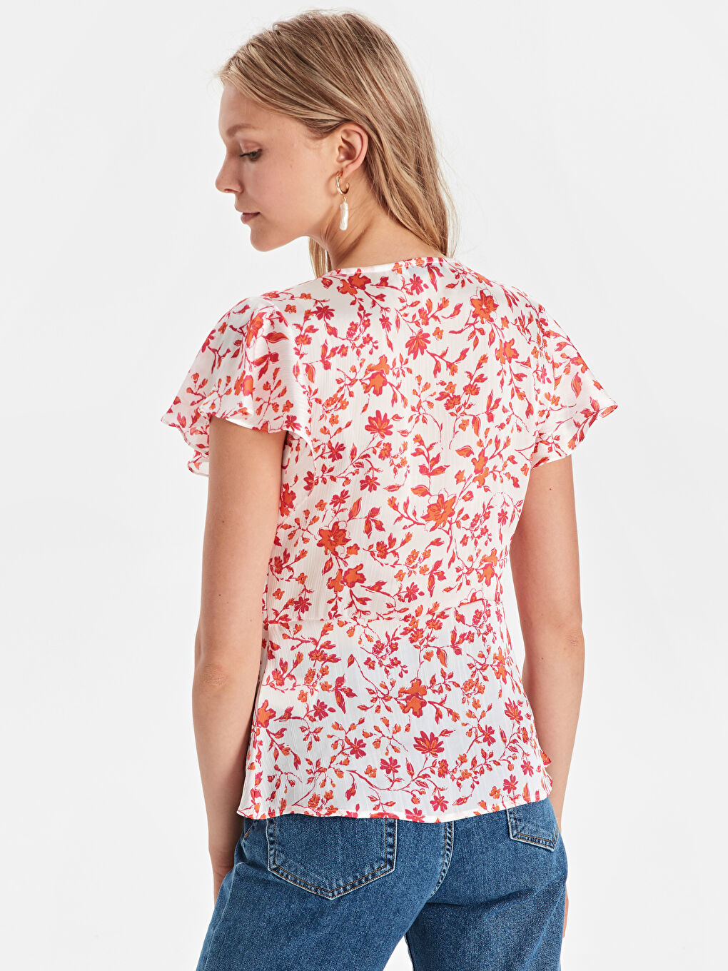 Ekru V Yaka Standart Fit Kısa Kollu Saten Kadın Bluz-2