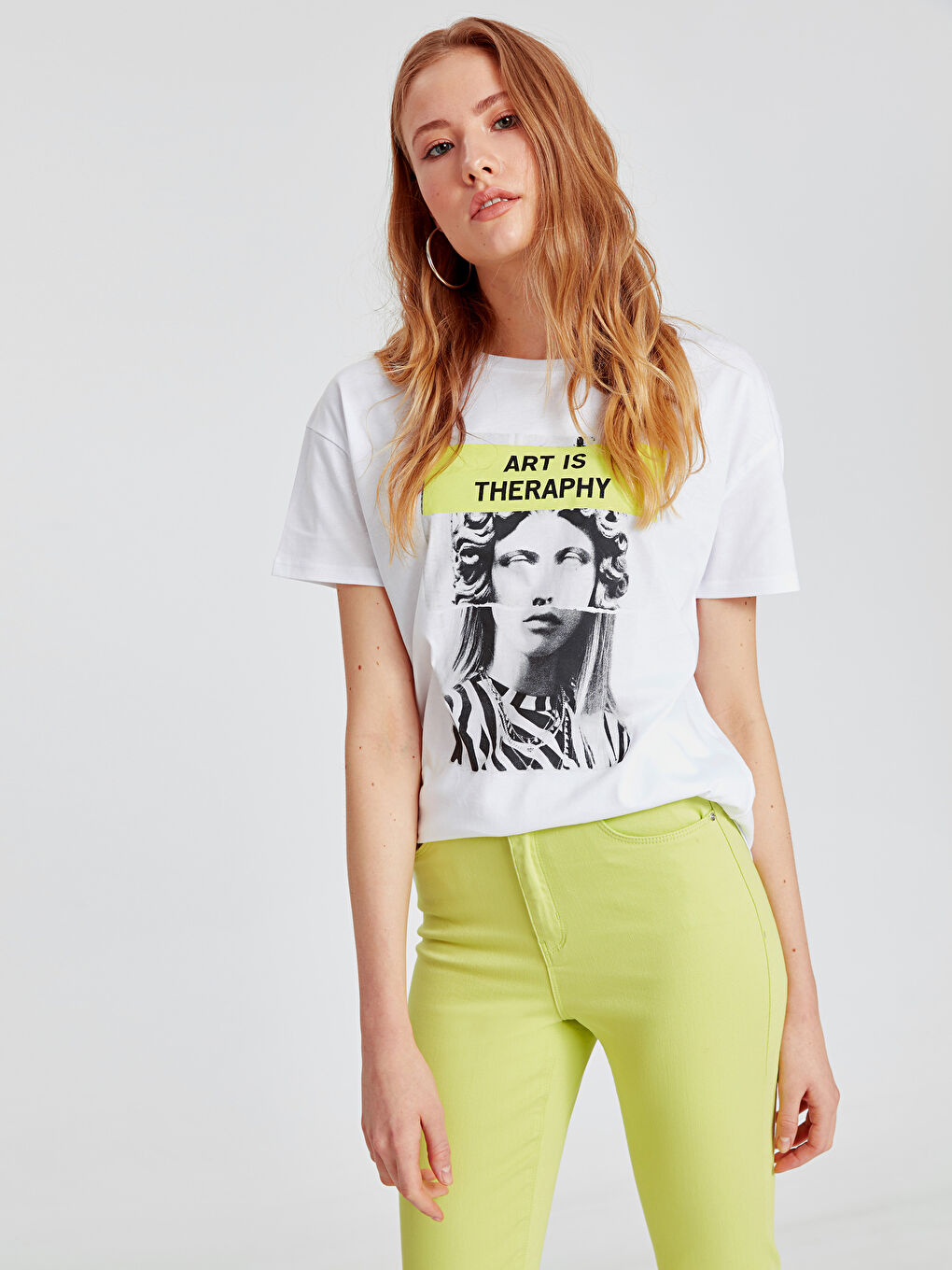 Beyaz U Yaka Kısa Kollu Kadın Tişört