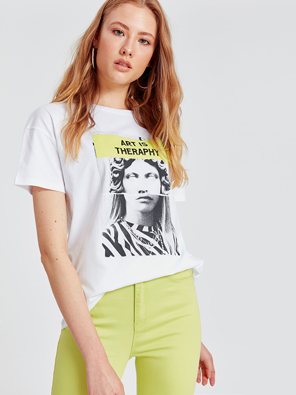 Beyaz U Yaka Kısa Kollu Kadın Tişört-1