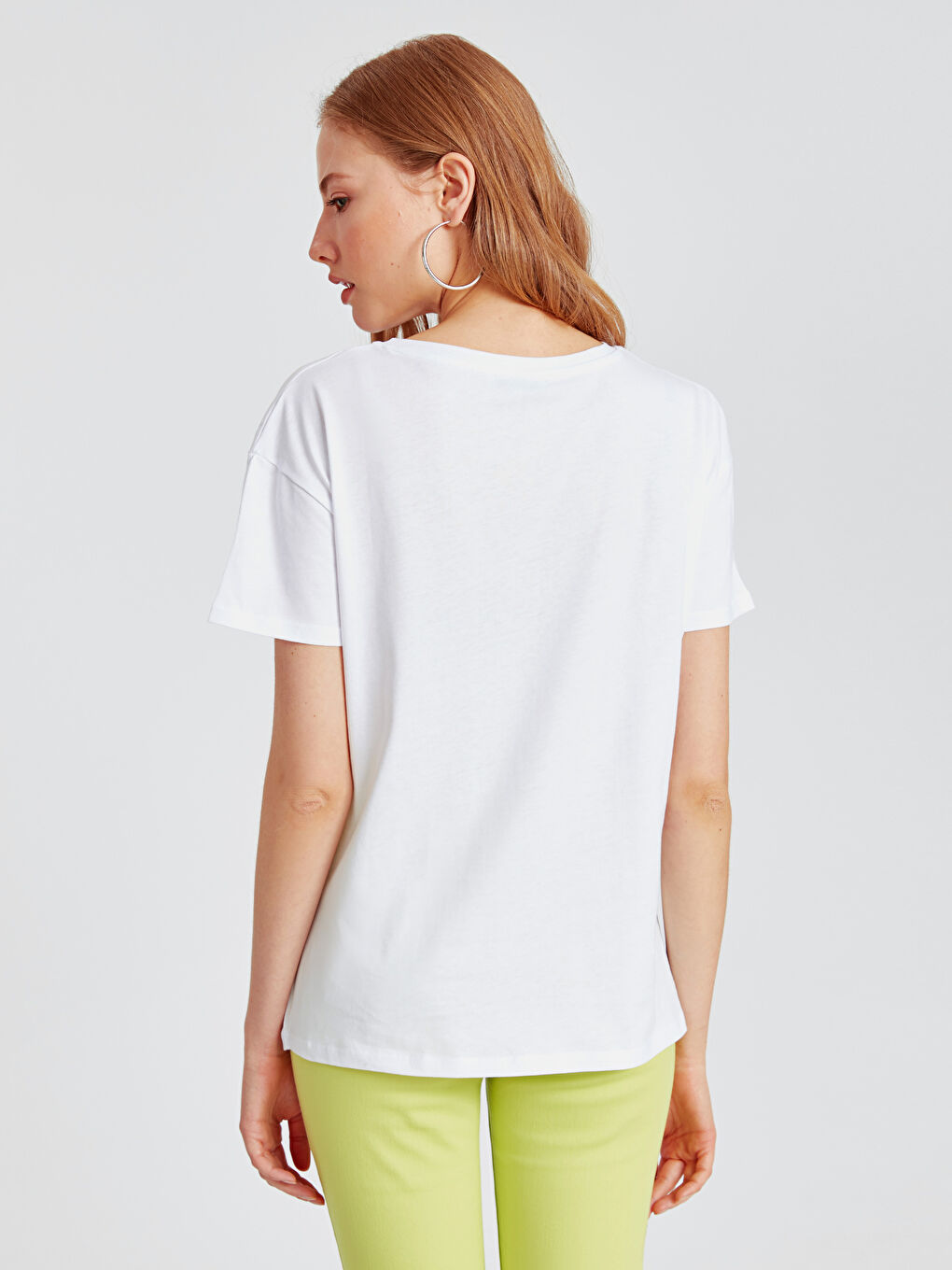 Beyaz U Yaka Kısa Kollu Kadın Tişört-2