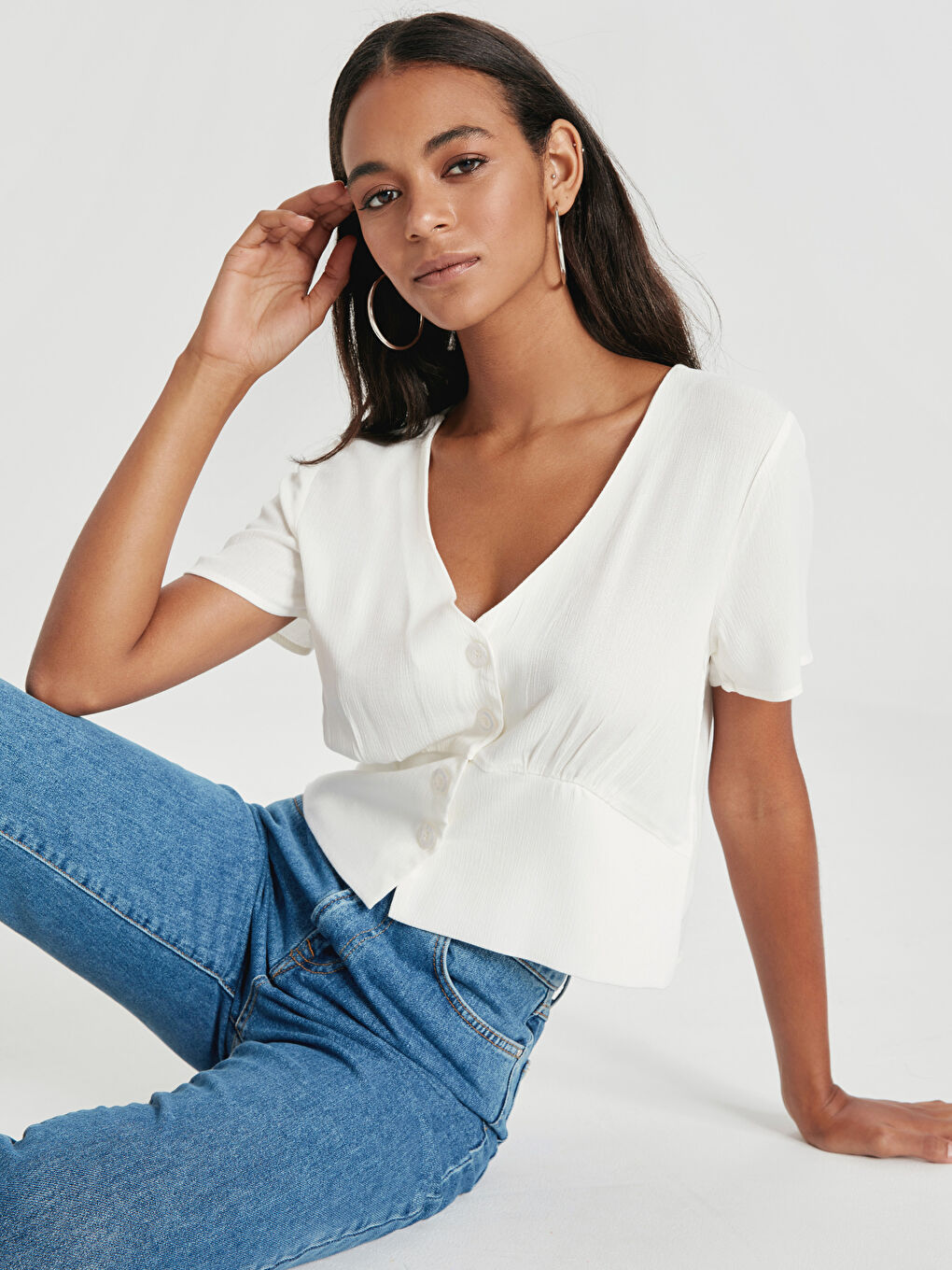 Ekru Düğmeli V Yaka Kısa Kollu Kadın Viskon Bluz