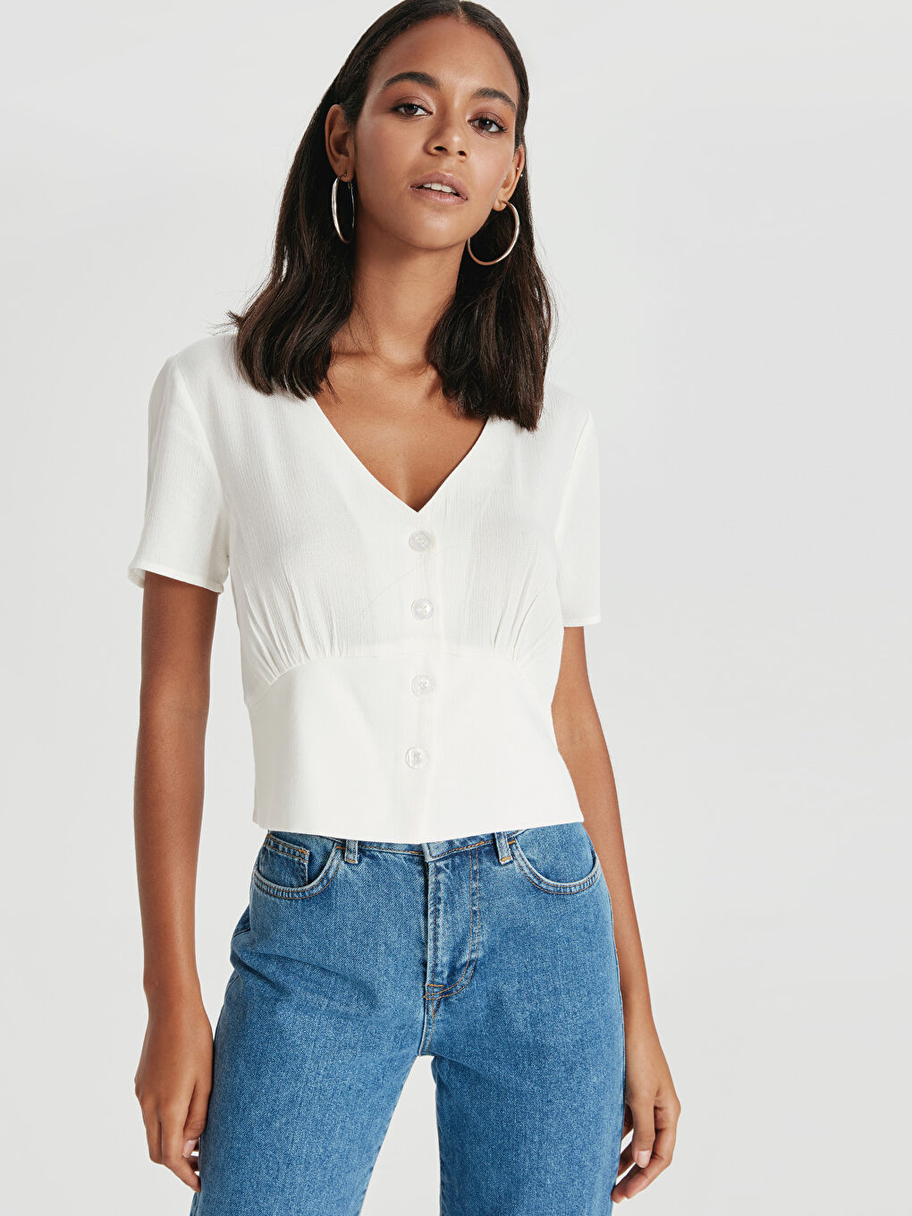 Ekru Düğmeli V Yaka Kısa Kollu Kadın Viskon Bluz-1