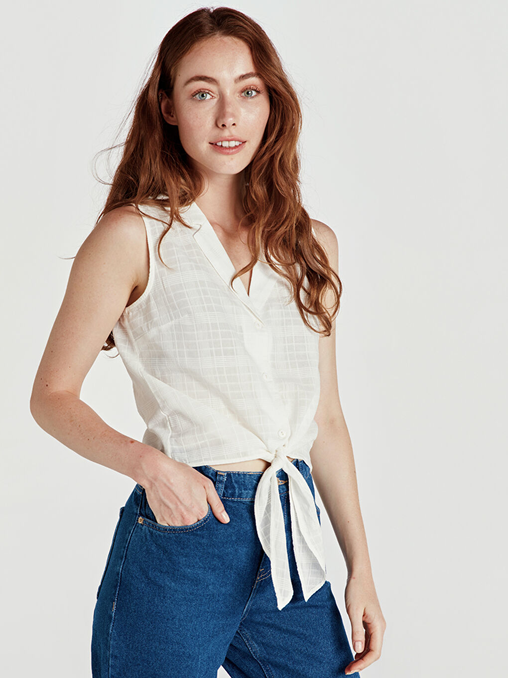 Beyaz Kadın Önden Düğme Kapamalı Kolsuz Gömlek