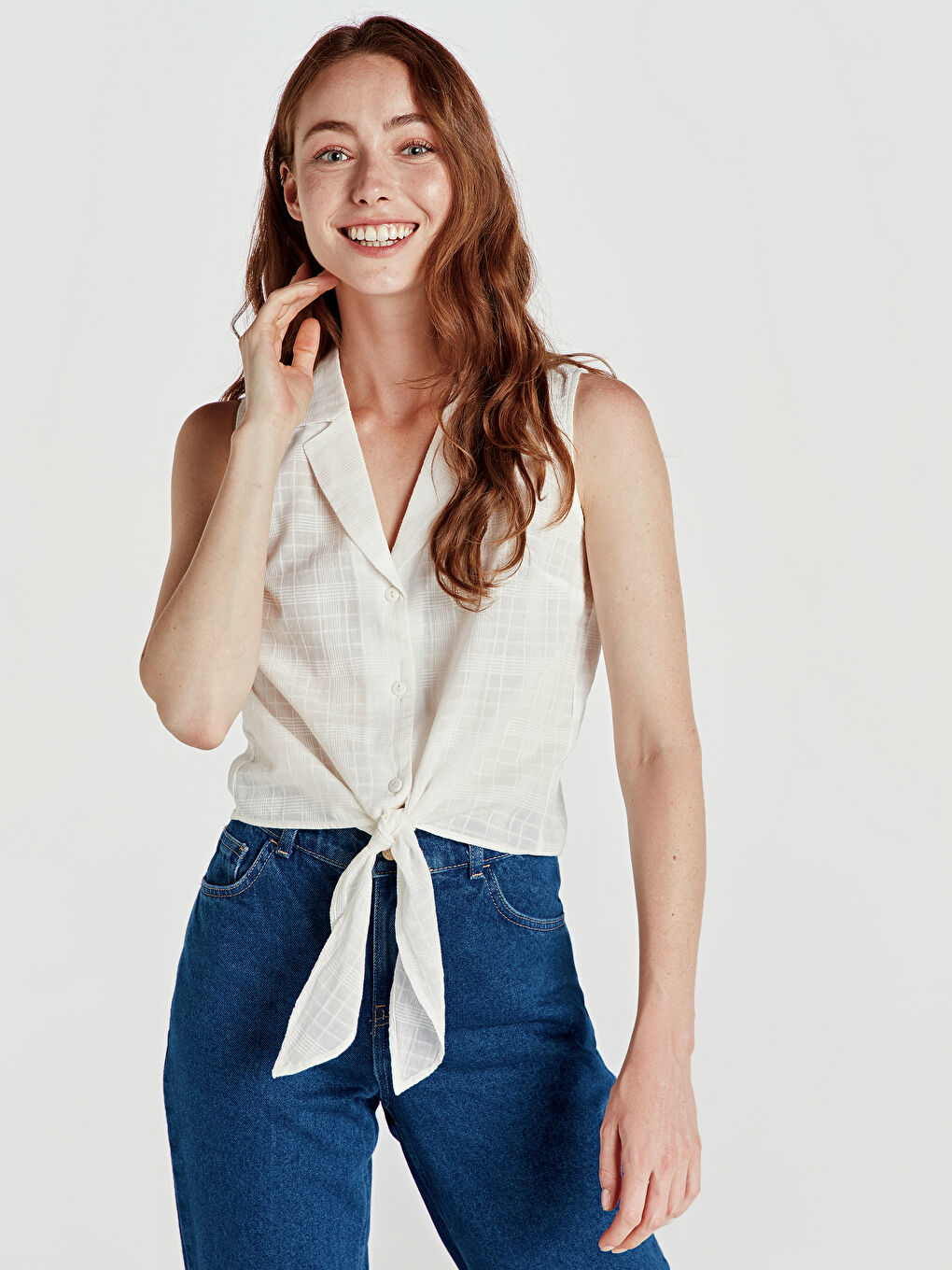 Beyaz Kadın Önden Düğme Kapamalı Kolsuz Gömlek-1