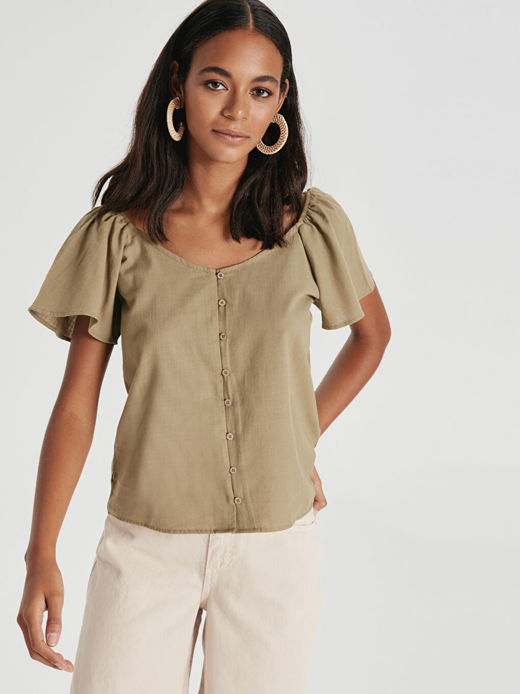 Haki V Yaka Standart Fit Kısa Kollu Kadın Bluz-1