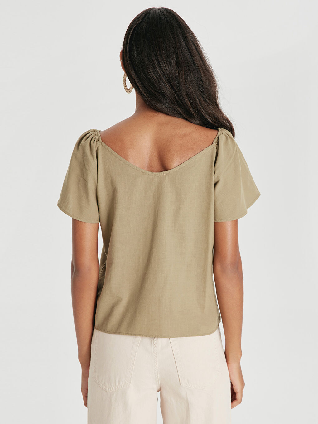 Haki V Yaka Standart Fit Kısa Kollu Kadın Bluz-2