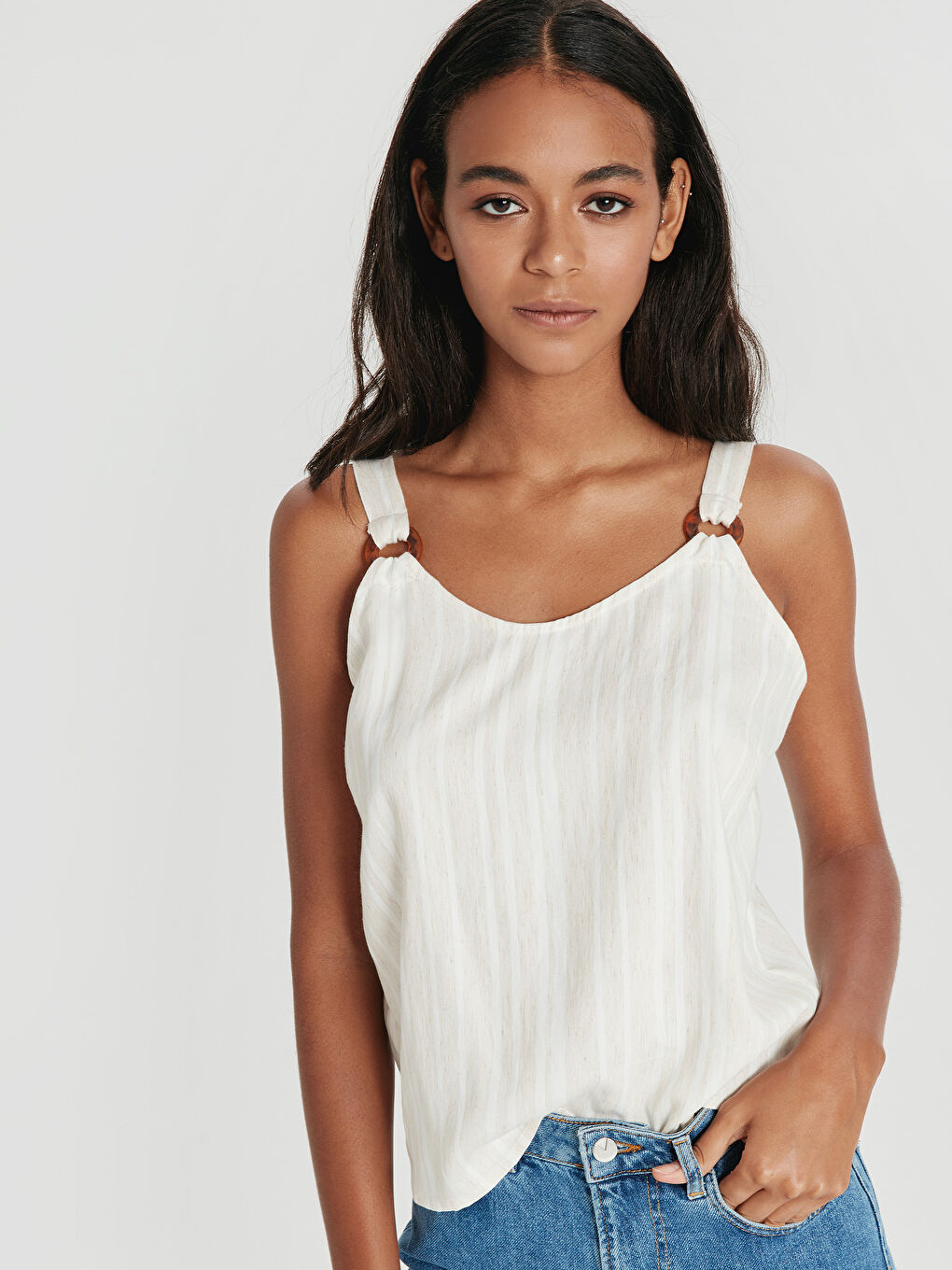 Ekru V Yaka Düz Askılı Kadın Bluz