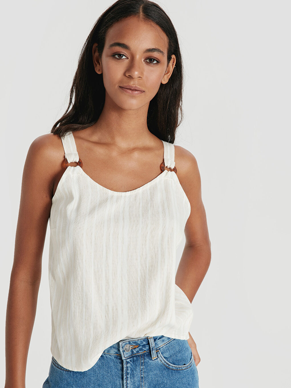 Ekru V Yaka Düz Askılı Kadın Bluz-1