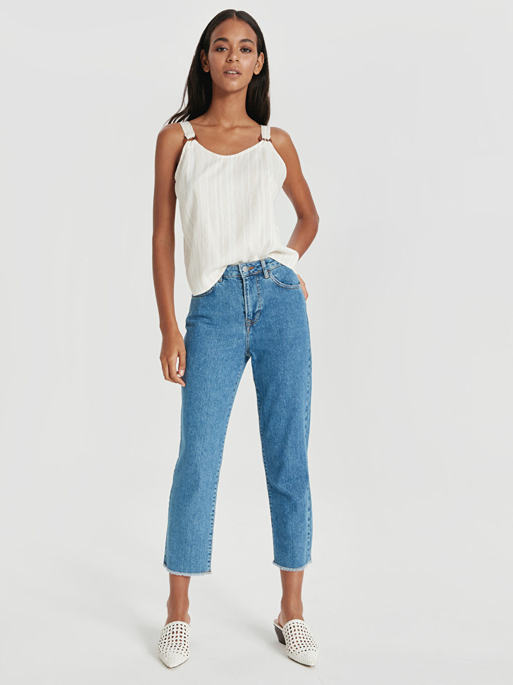 Ekru V Yaka Düz Askılı Kadın Bluz-2