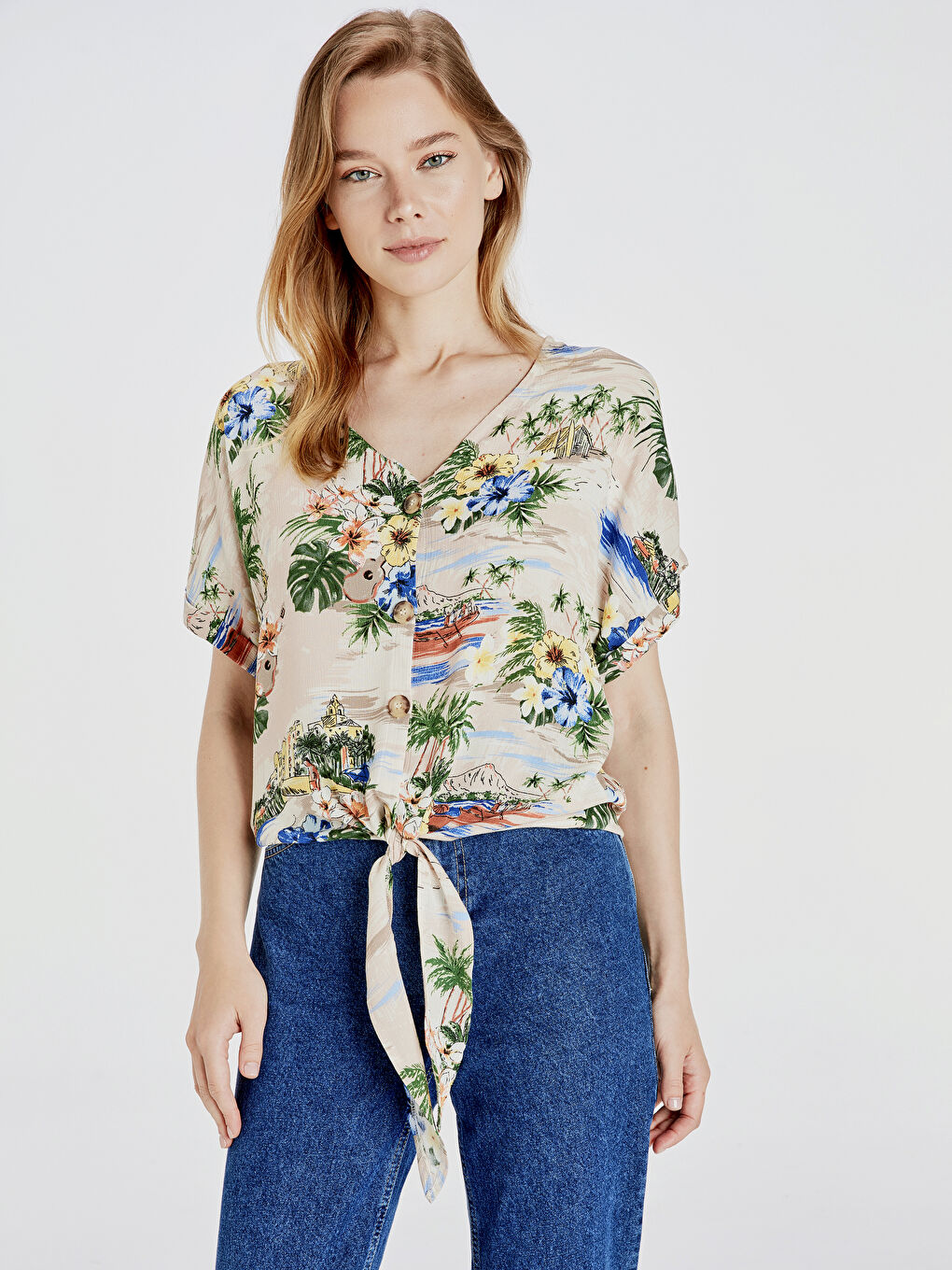 Bej V Yaka Standart Fit Kısa Kollu Kadın Bluz-1