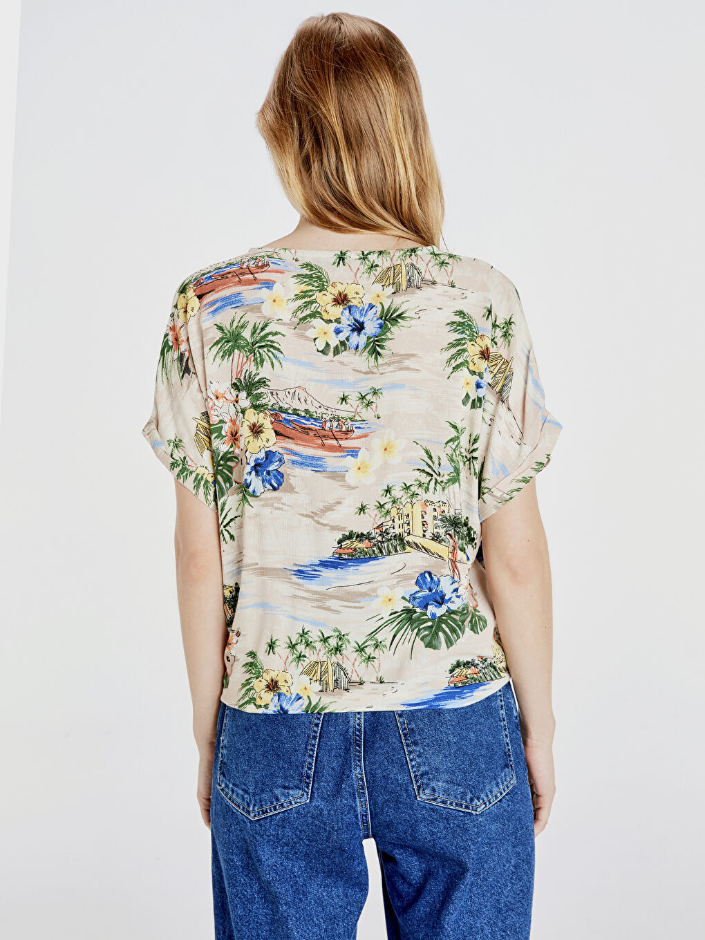 Bej V Yaka Standart Fit Kısa Kollu Kadın Bluz-2