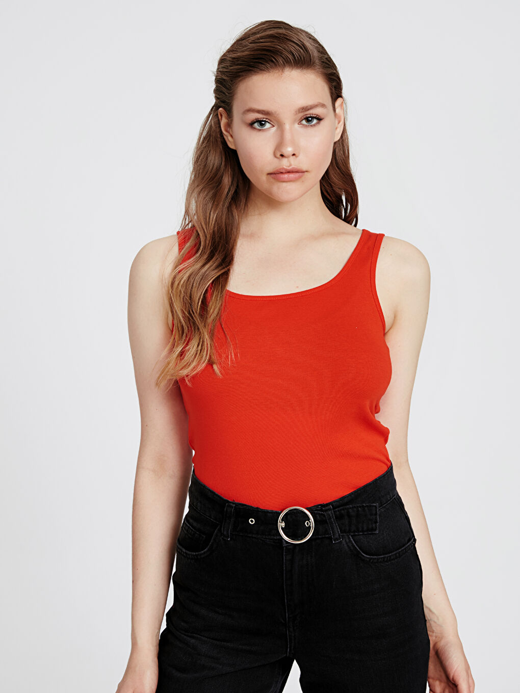 Kırmızı Kadın Bisiklet Yaka Kolsuz Atlet-1