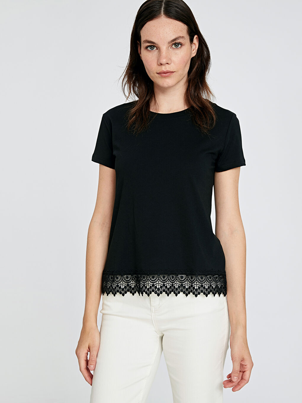 Siyah U Yaka Kısa Kollu Kadın Tişört