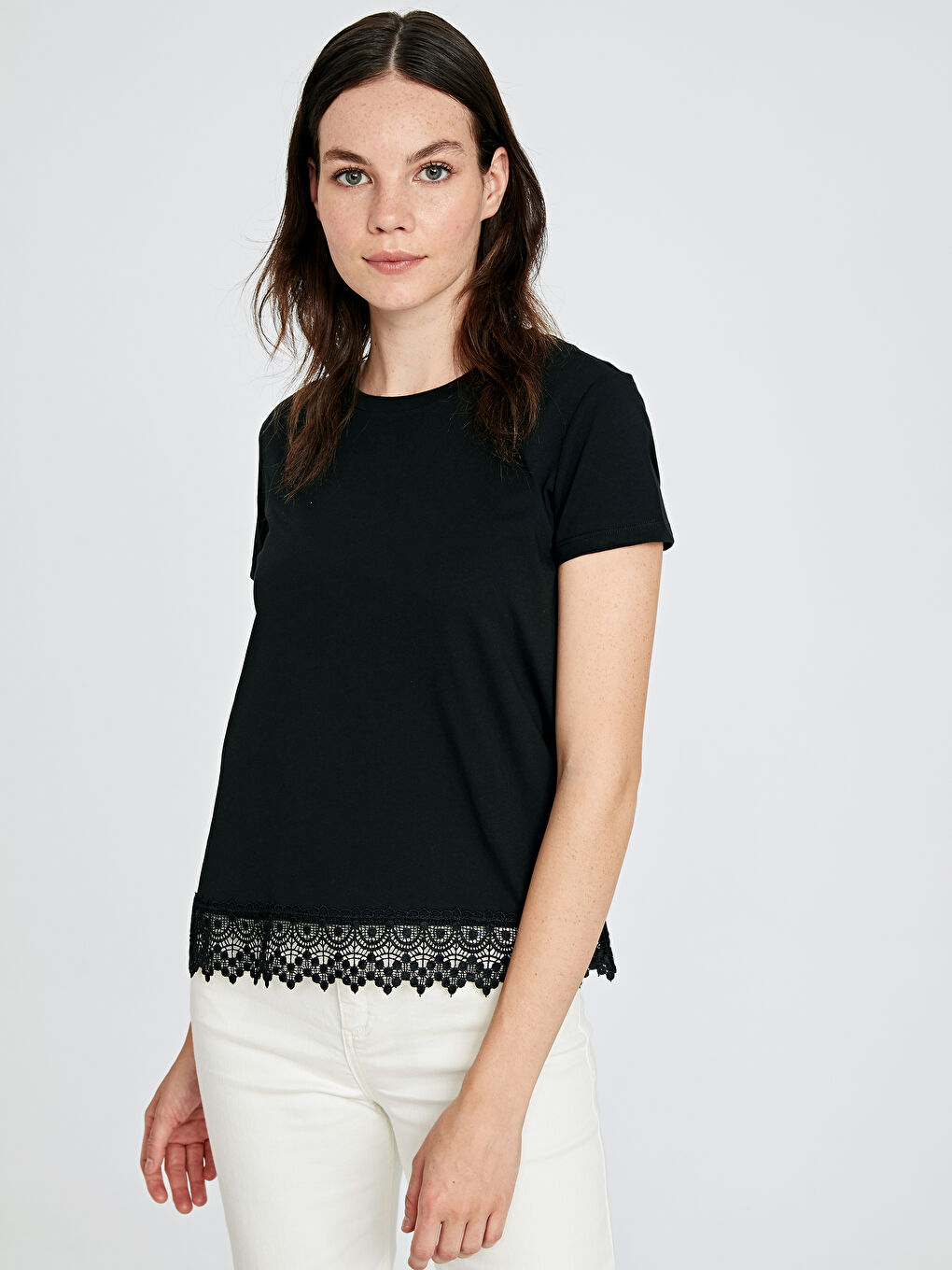 Siyah U Yaka Kısa Kollu Kadın Tişört-1