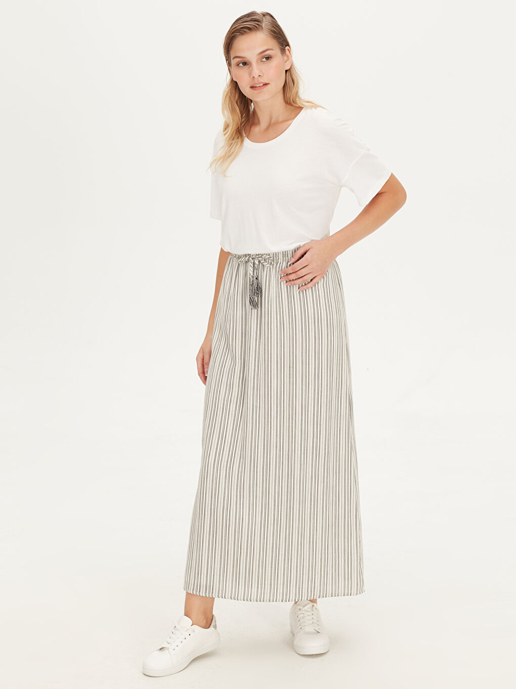 Siyah Standart Fit Kadın Etek