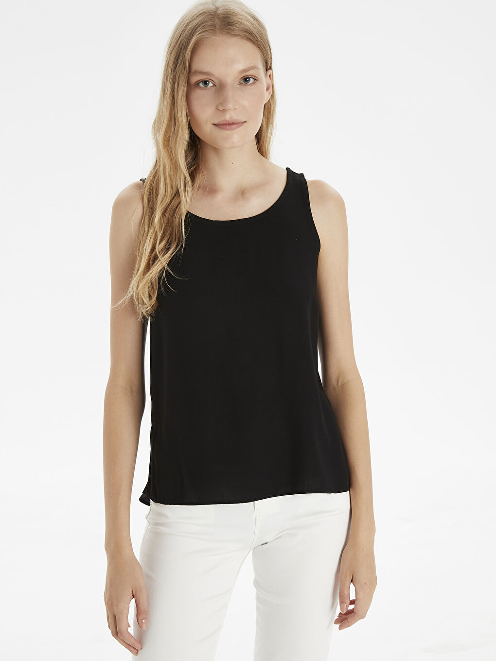 Siyah Kadın U Yaka Düz Kolsuz Bluz