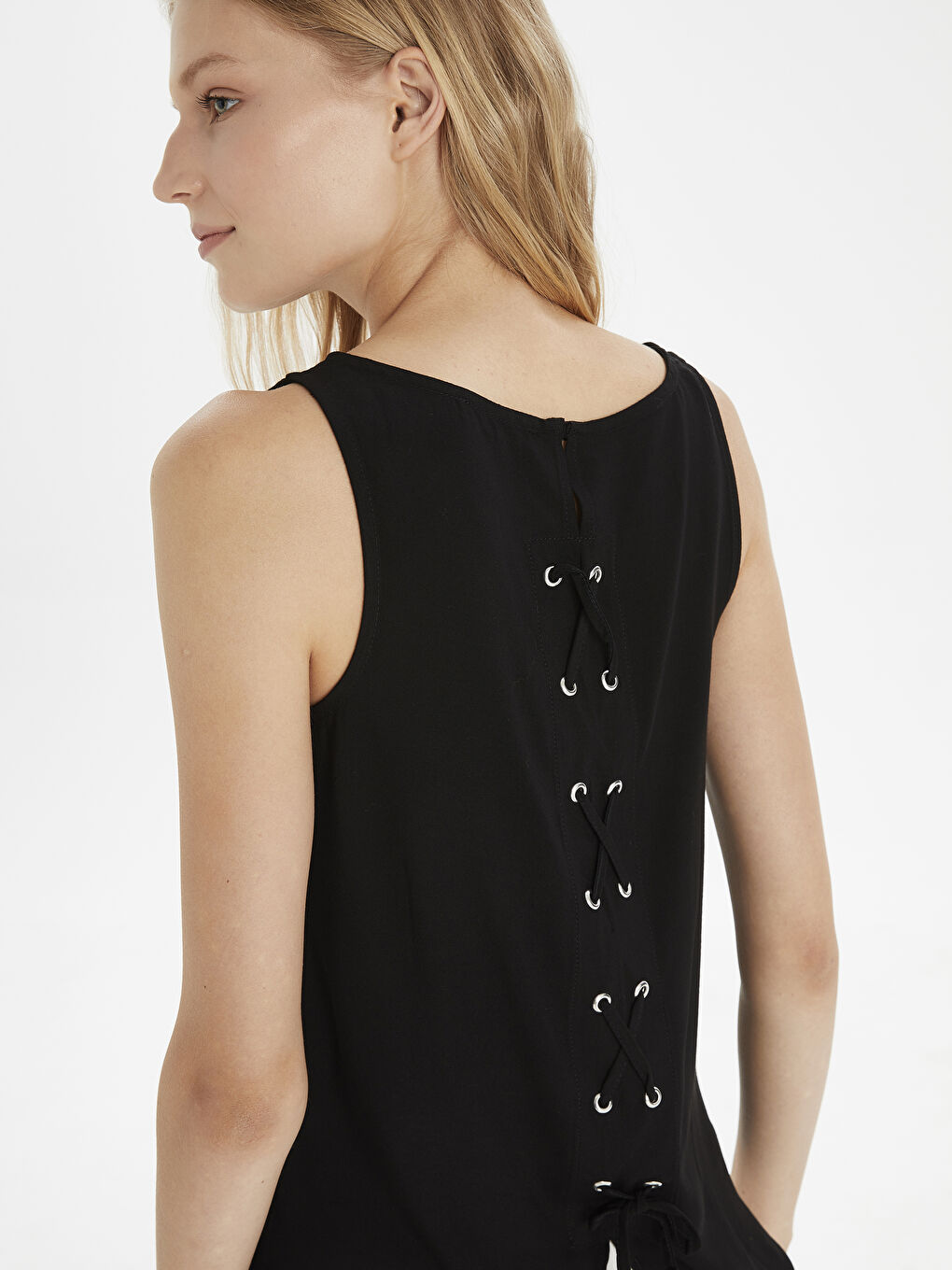 Siyah Kadın U Yaka Düz Kolsuz Bluz-1