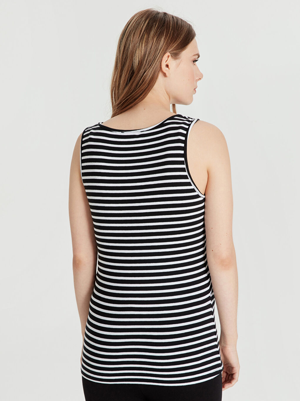 Siyah Bisiklet Yaka Kısa Kollu Penye Kadın Atlet-2