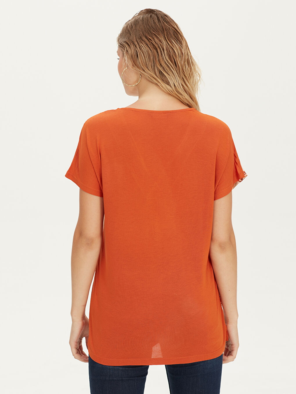 Kahverengi V Yaka Standart Fit Kısa Kollu Kadın Bluz-2