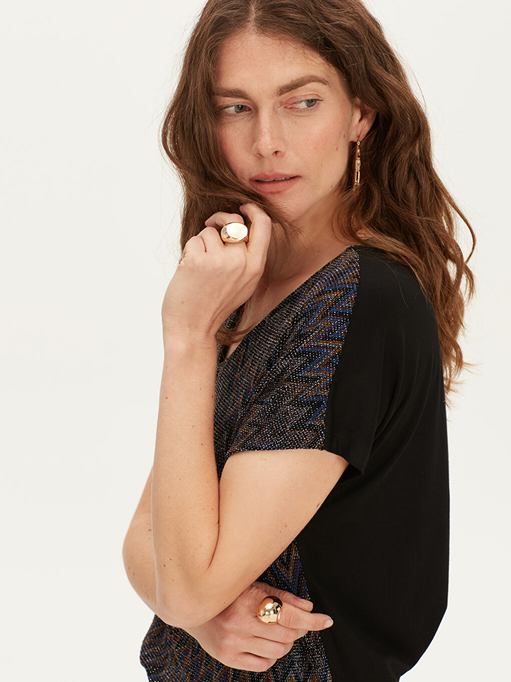 Siyah V Yaka Kısa Kollu Kadın Tişört-3