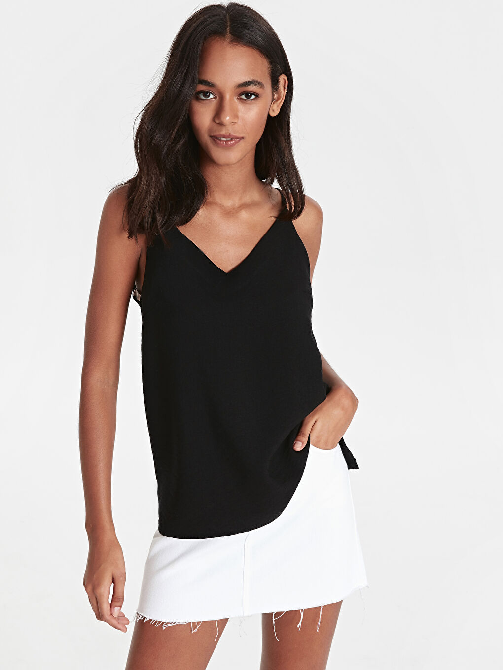 Siyah V Yaka Düz Askılı Kadın Bluz