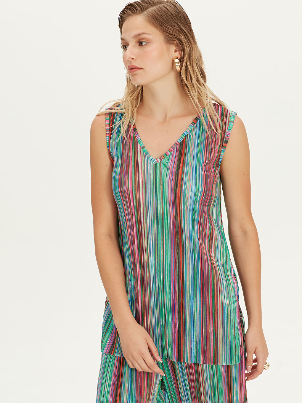 Mavi V Yaka Desenli Kadın Atlet