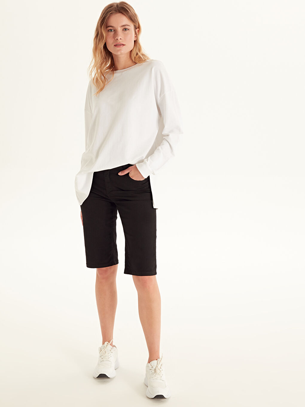 Siyah Normal Bel Cep Detaylı Kadın Jean Şort