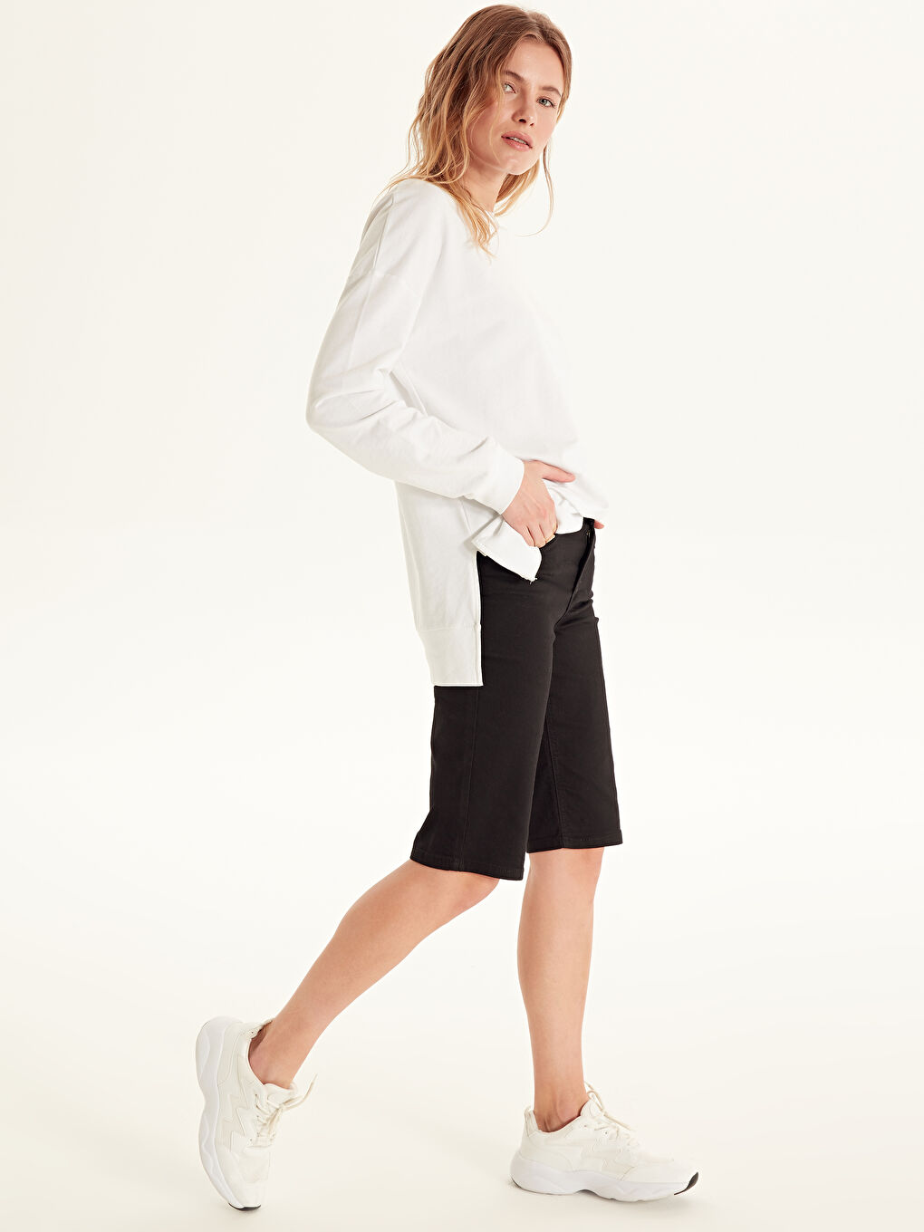 Siyah Normal Bel Cep Detaylı Kadın Jean Şort-1