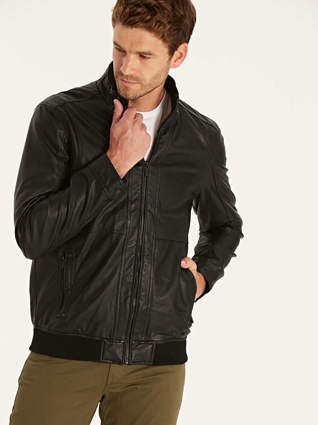 Siyah Dik Yaka Erkek Deri Görünümlü Mont