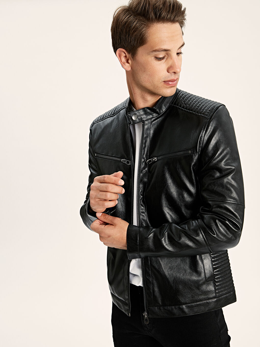 Siyah Erkek Deri Görünümlü Mont