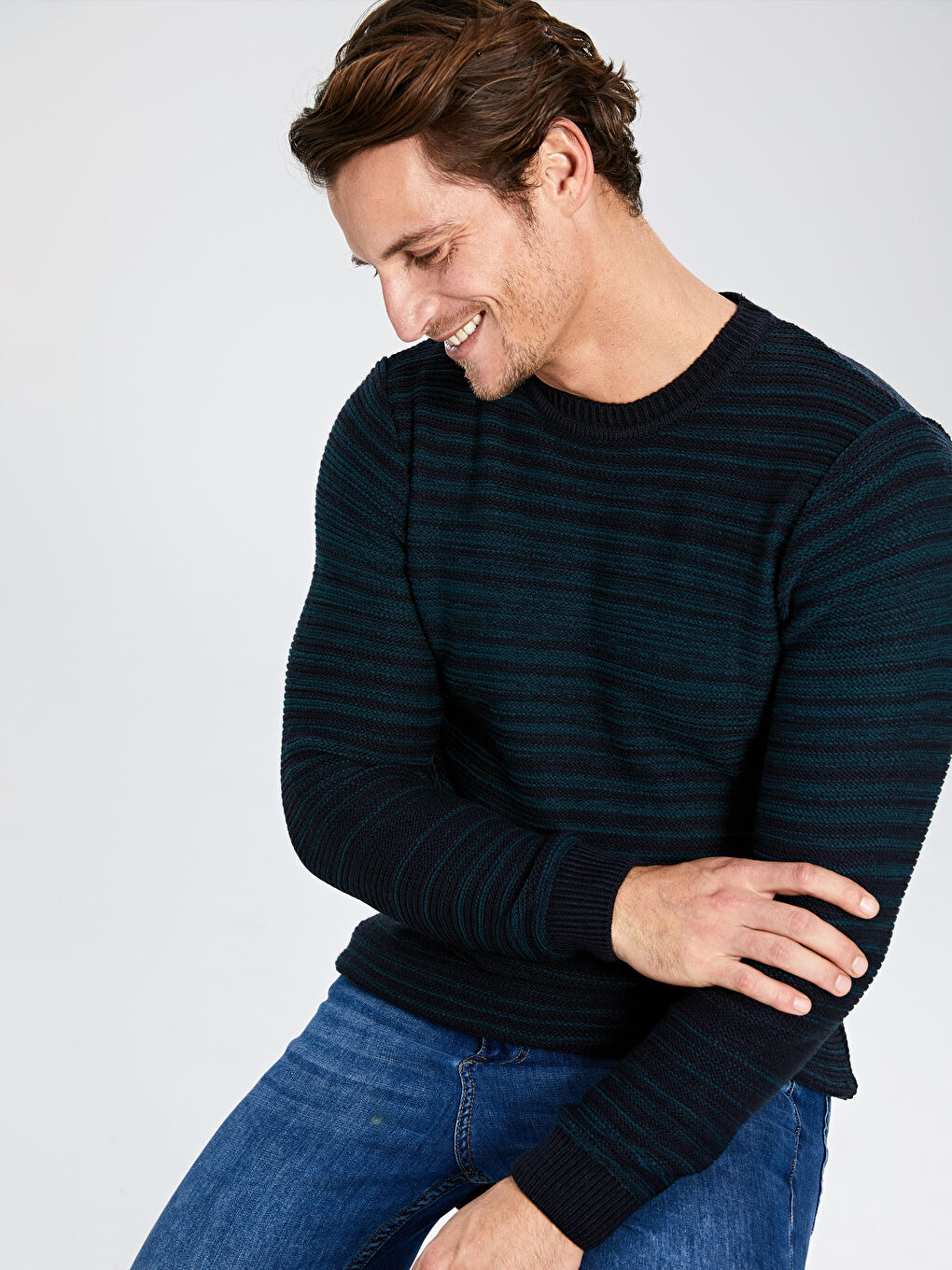 Светр чоловічий трикотажний з круглим вирізом горловини та довгим рукавом