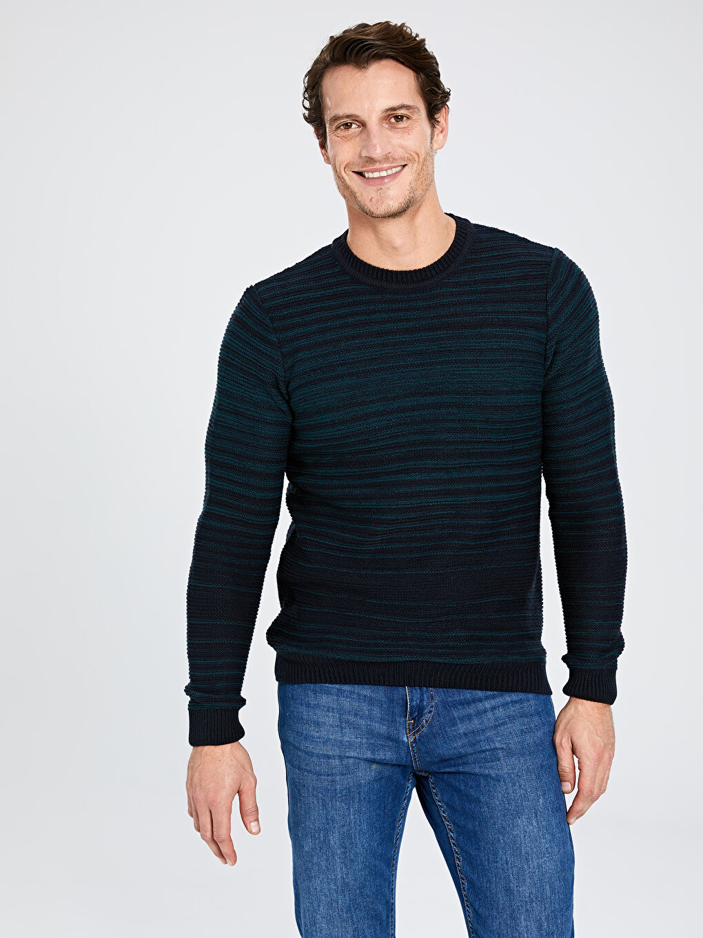 Светр чоловічий трикотажний з круглим вирізом горловини та довгим рукавом-1