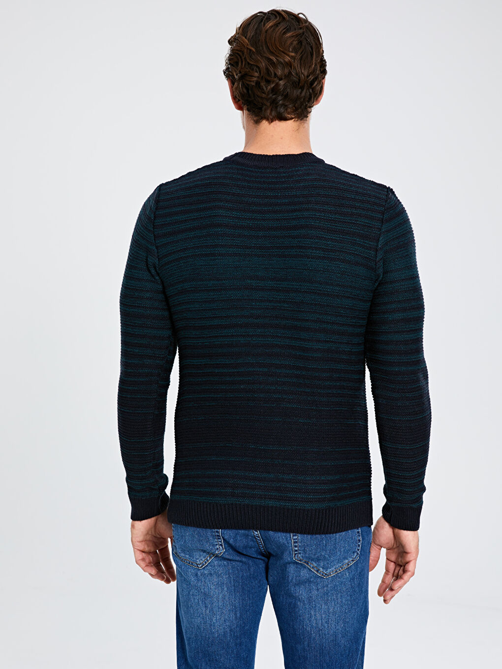 Светр чоловічий трикотажний з круглим вирізом горловини та довгим рукавом-2