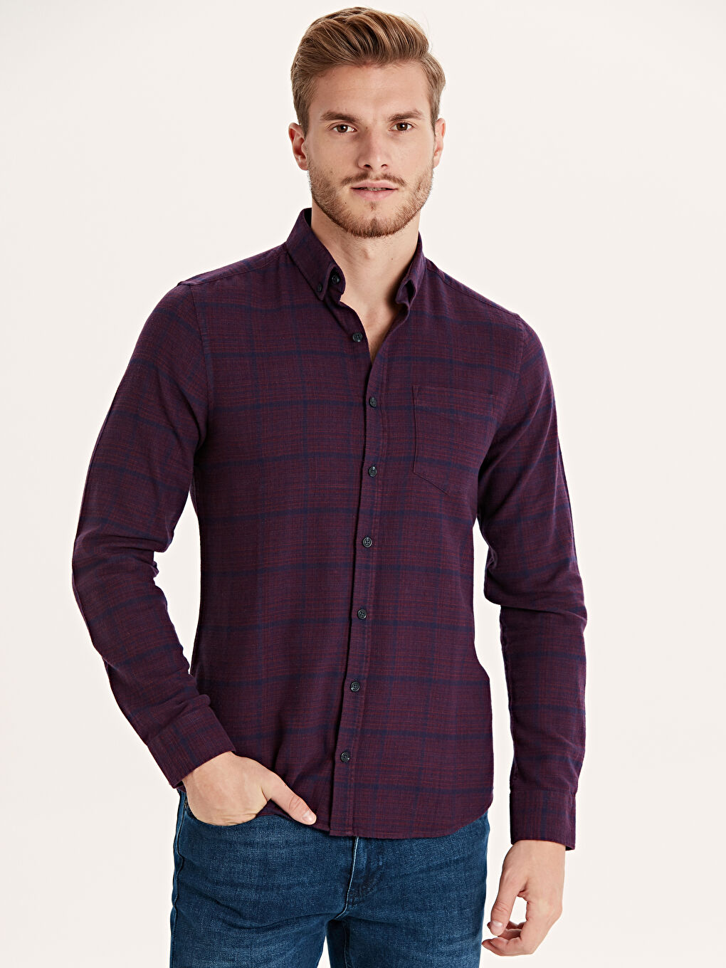 Приталенная мужская рубашка из габардина с длинными рукавами