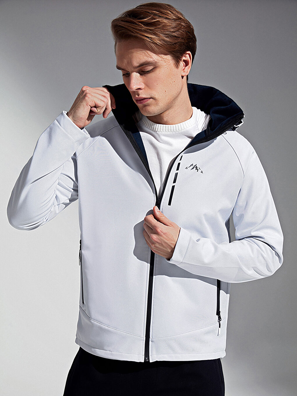 Beyaz Kapüşonlu Softshell Mont-1
