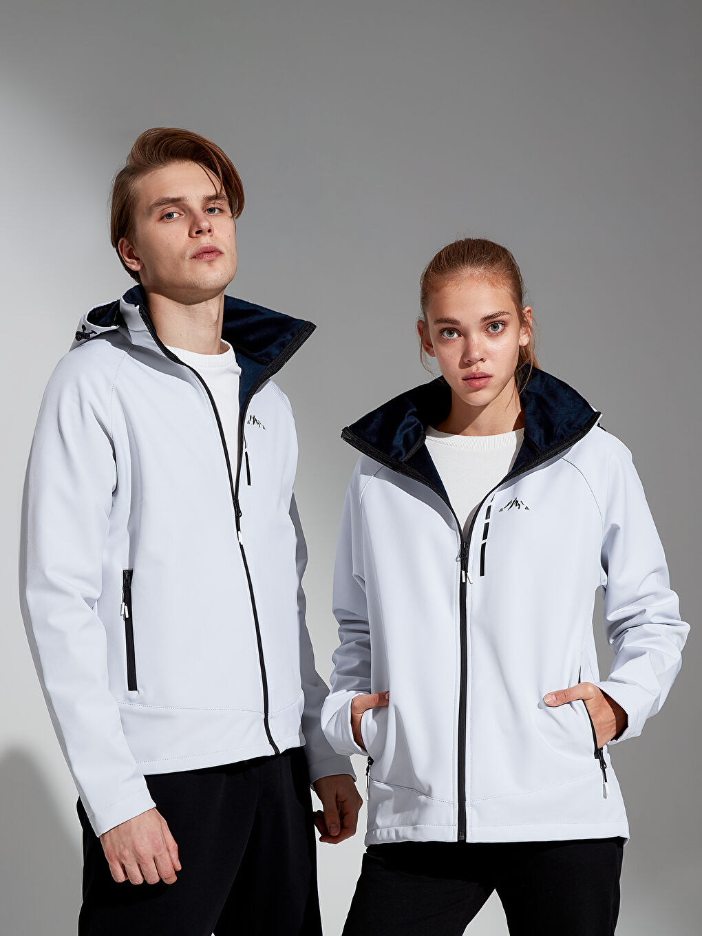 Beyaz Kapüşonlu Softshell Mont