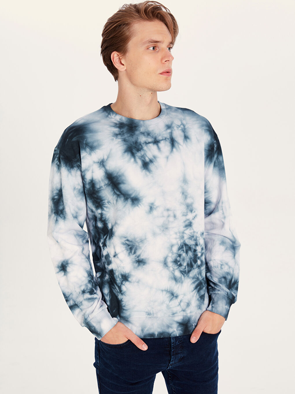 Beyaz Bisiklet Yaka Desenli Sweatshirt