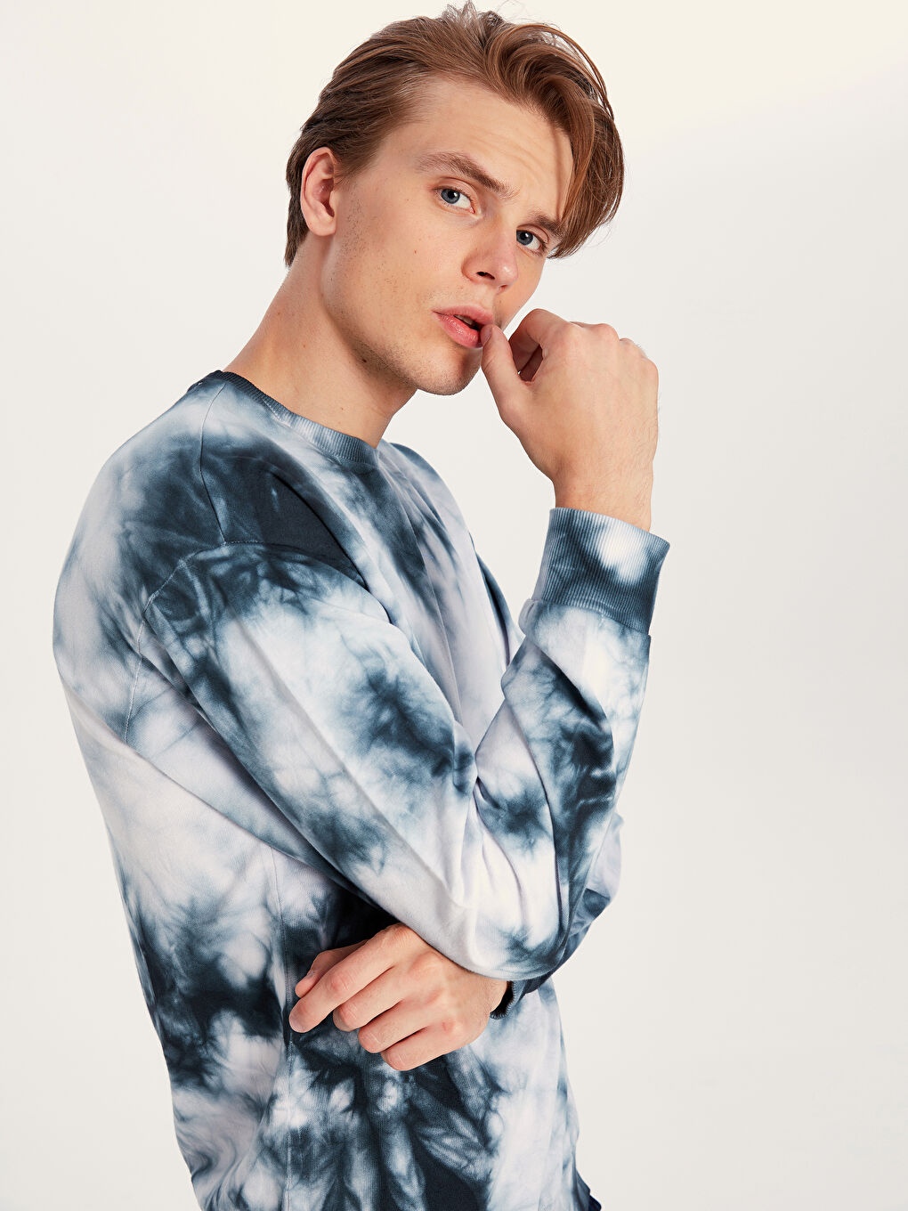 Beyaz Bisiklet Yaka Desenli Sweatshirt-1