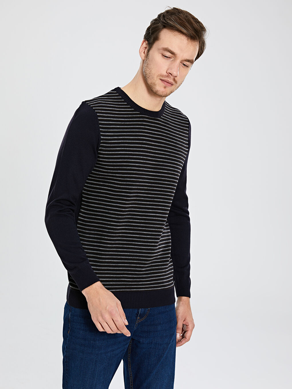 Пуловер от трико с кръгло деколте и дълъг ръкав за мъже-2