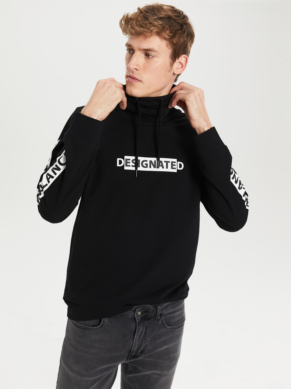 Siyah Keşiş Yaka Baskılı Uzun Kollu Sweatshirt-1