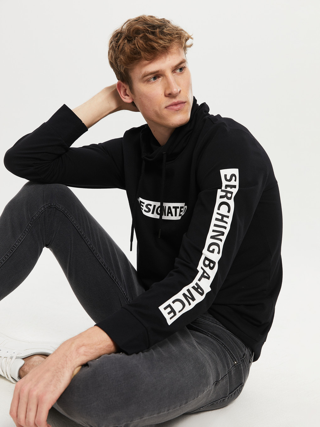 Siyah Keşiş Yaka Baskılı Uzun Kollu Sweatshirt-2
