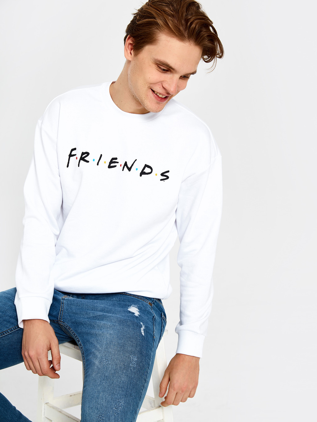Beyaz Bisiklet Yaka Uzun Kollu Friends Baskılı Erkek Sweatshirt-1