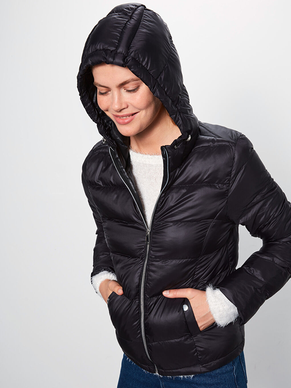 Siyah Kapüşonlu Uzun Kollu Kadın Şişme Mont