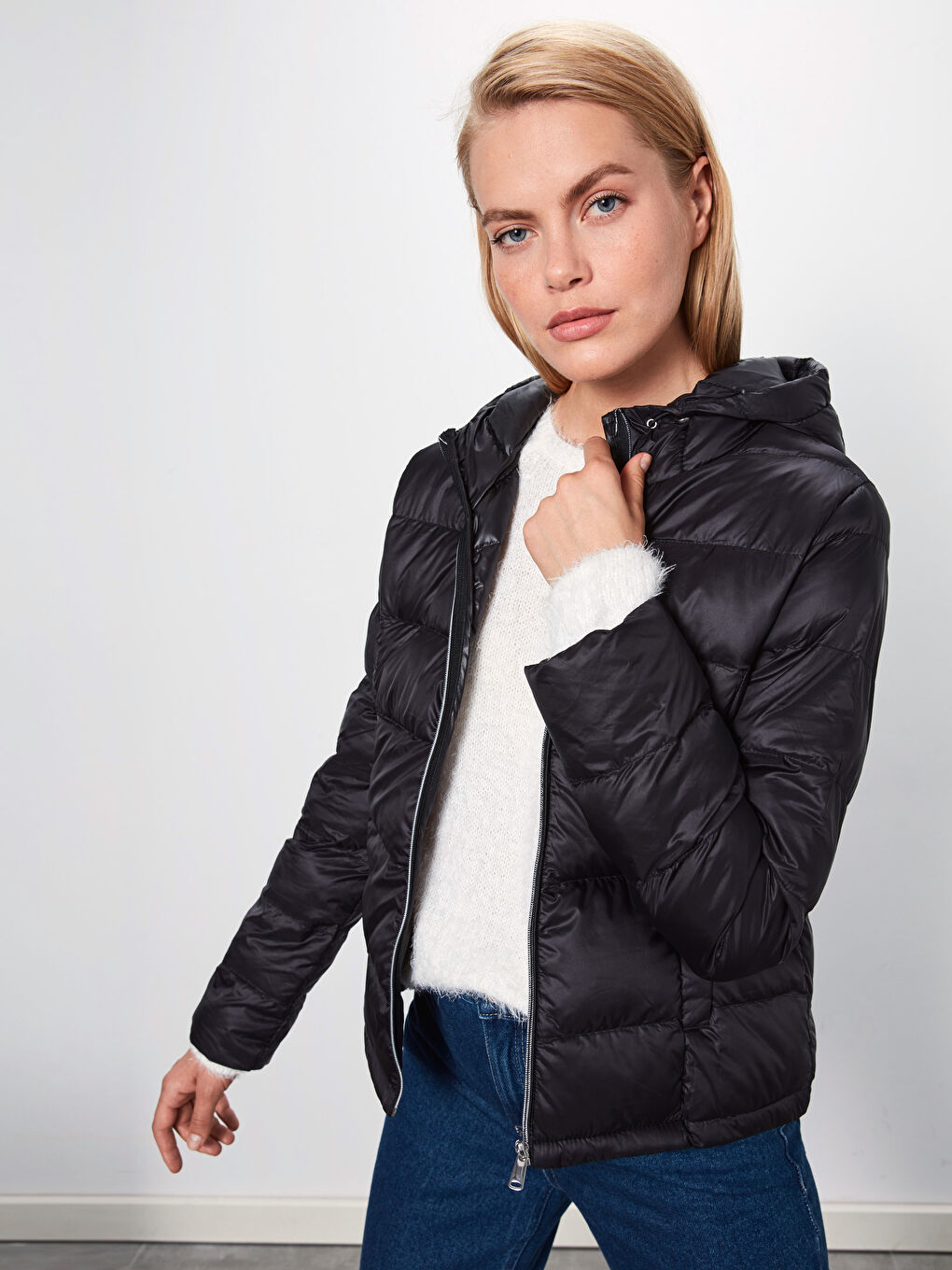 Siyah Kapüşonlu Uzun Kollu Kadın Şişme Mont-1