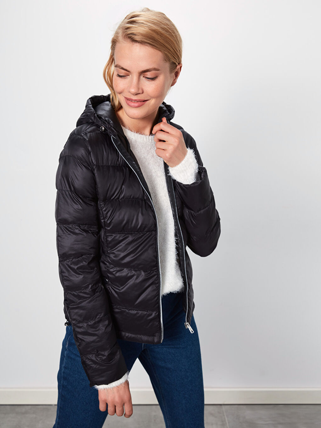 Siyah Kapüşonlu Uzun Kollu Kadın Şişme Mont-2