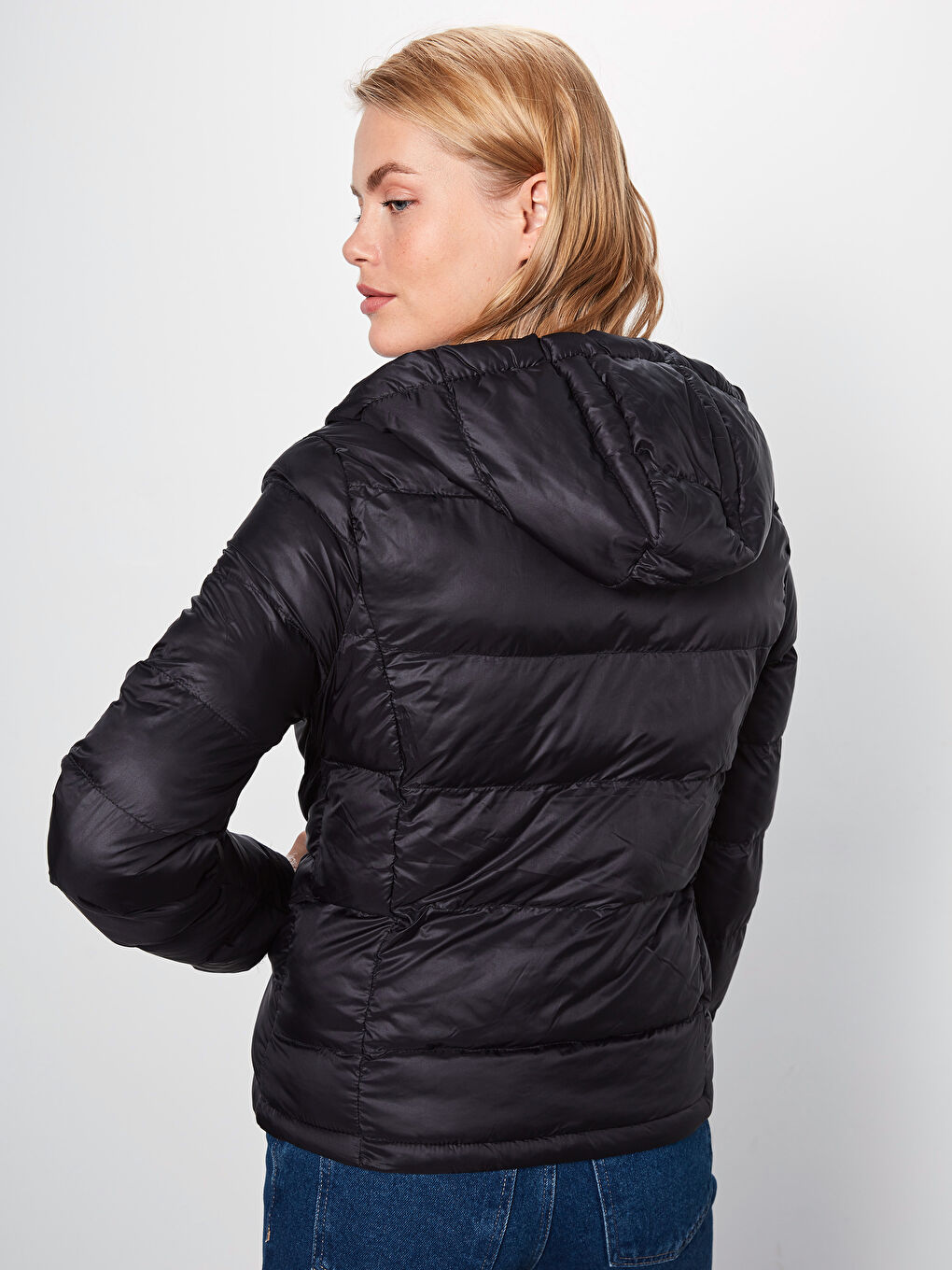 Siyah Kapüşonlu Uzun Kollu Kadın Şişme Mont-3