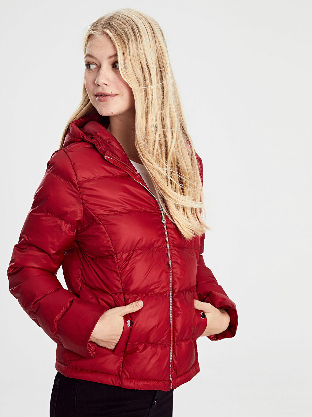 Kırmızı Kapüşonlu Uzun Kollu Kadın Şişme Mont