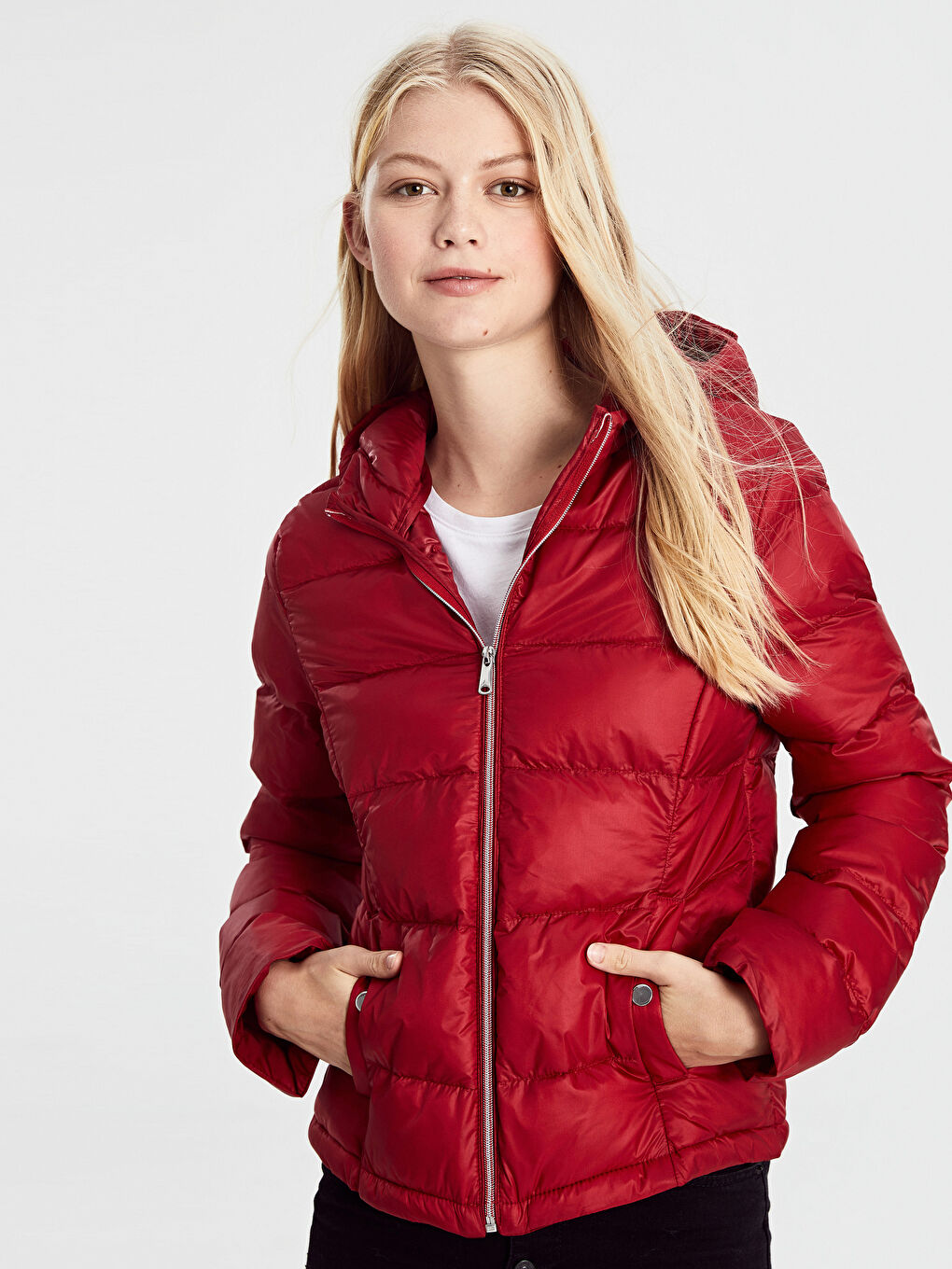 Kırmızı Kapüşonlu Uzun Kollu Kadın Şişme Mont-1