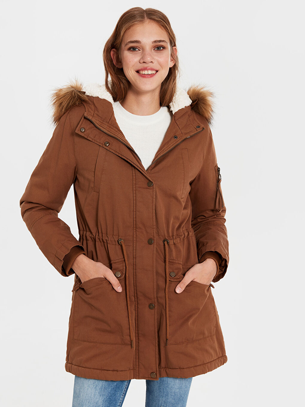 Kahverengi Kapüşonlu Uzun Kollu Kadın Parka